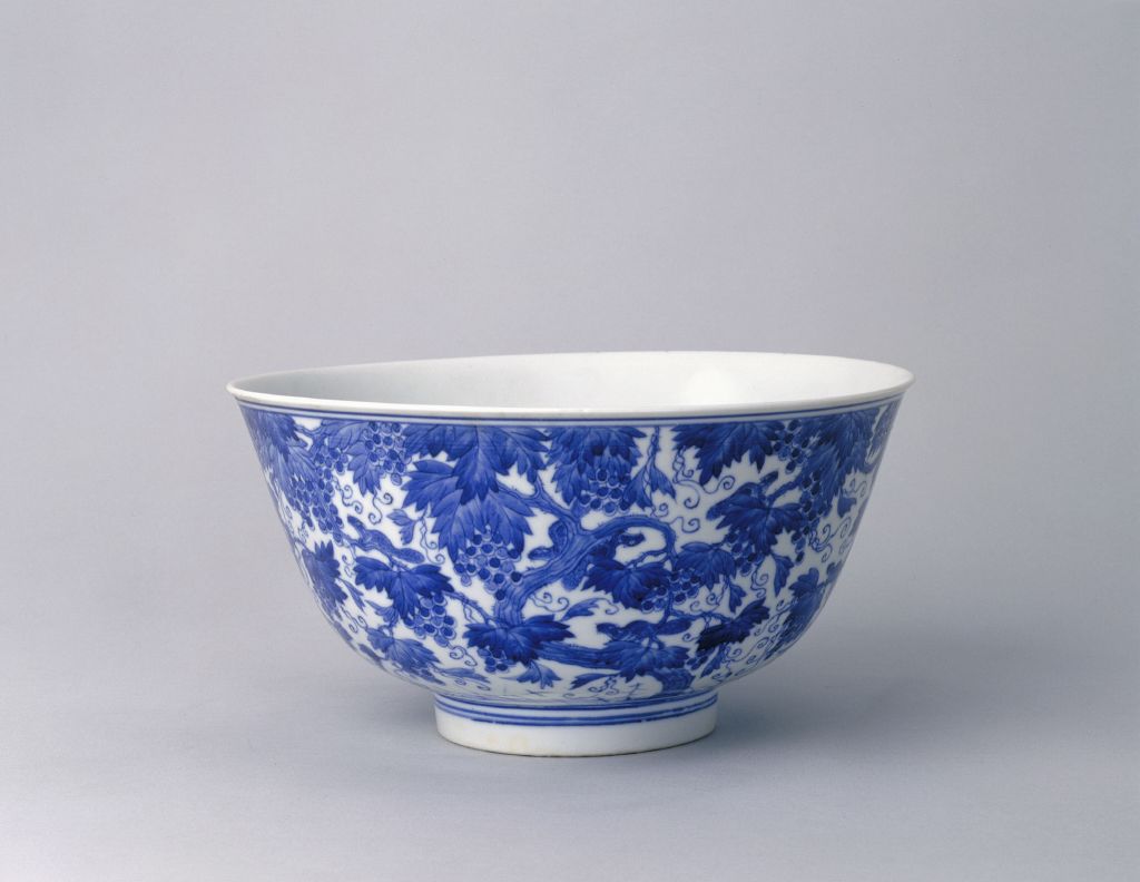 图片[1]-Blue and white squirrel grape bowl-China Archive